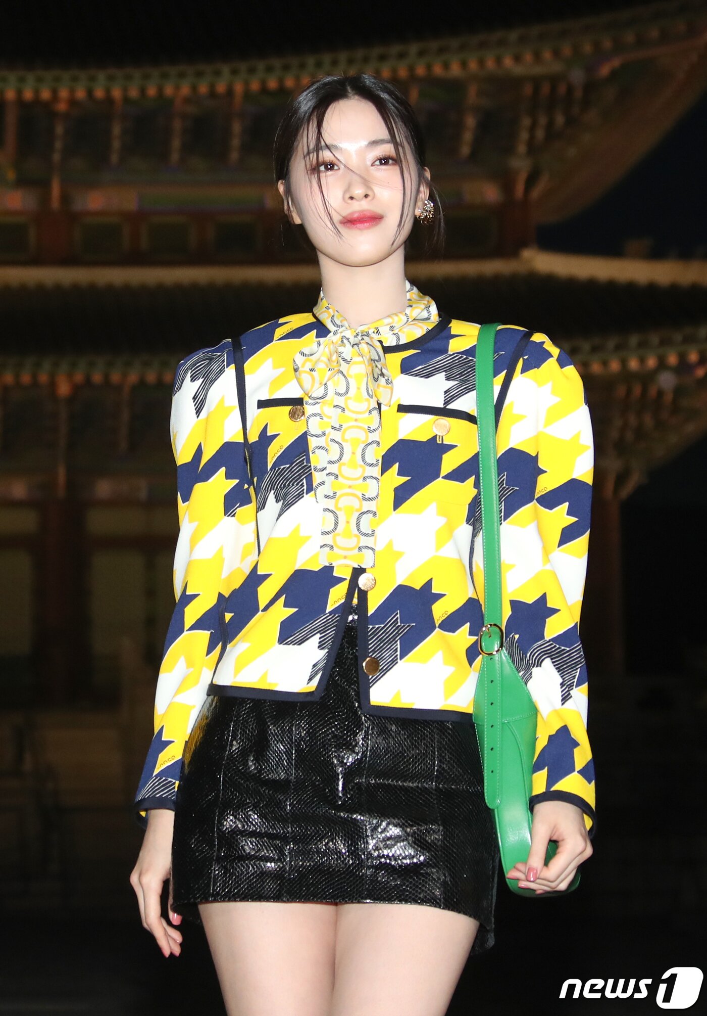 본문 이미지 - 있지 류진이 16일 서울 종로구 경복궁 근정전 입구에서 진행된 구찌(Gucci)의 2024 크루즈 쇼 포토콜 행사에서 매력적인 포즈로 팬심을 홀리고 있다. ⓒ News1 권현진 기자