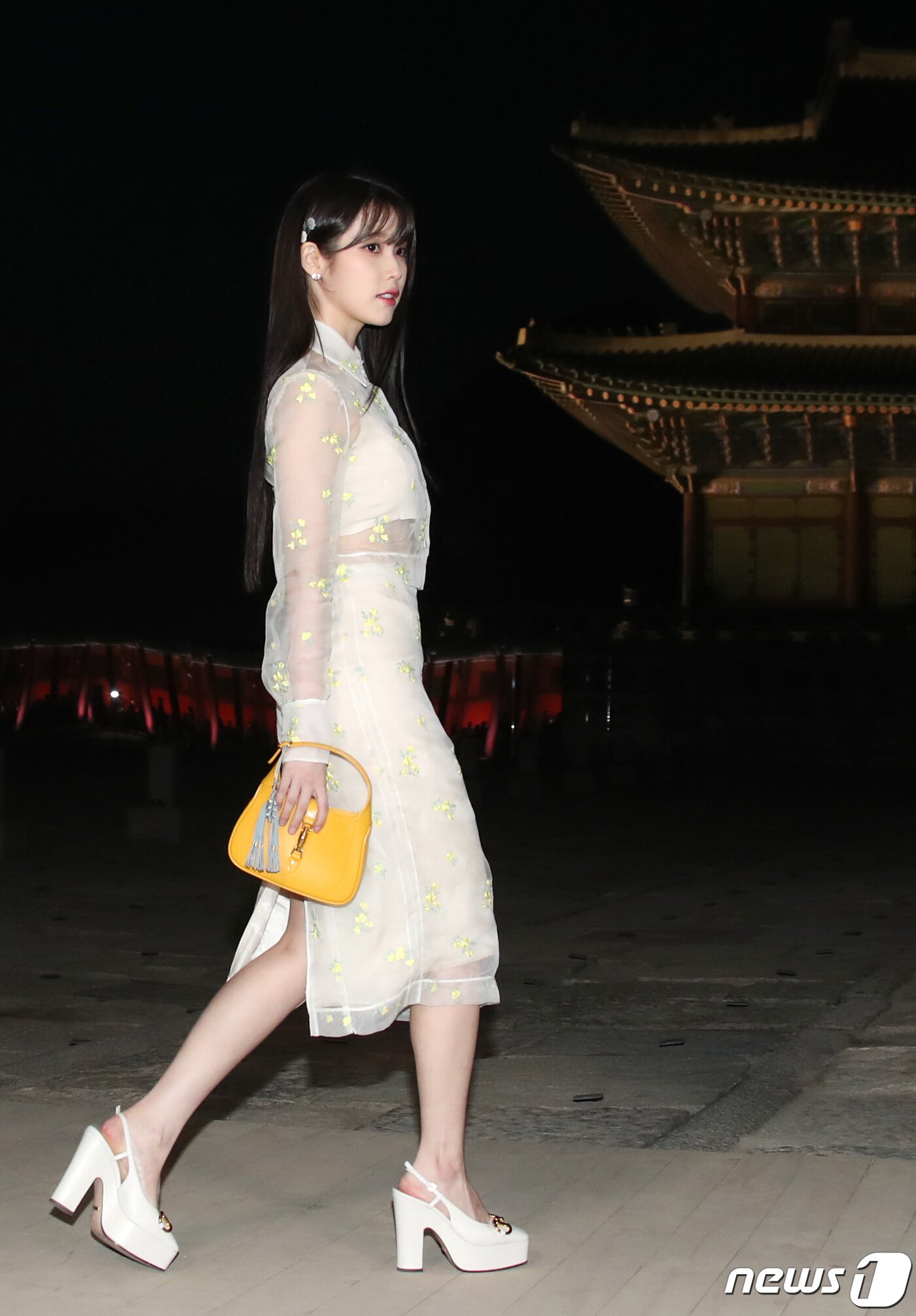 본문 이미지 - 가수 아이유가 16일 서울 종로구 경복궁 근정전 입구에서 진행된 구찌(Gucci)의 2024 크루즈 쇼 포토콜 행사에 참석하고 있다. ⓒ News1 권현진 기자