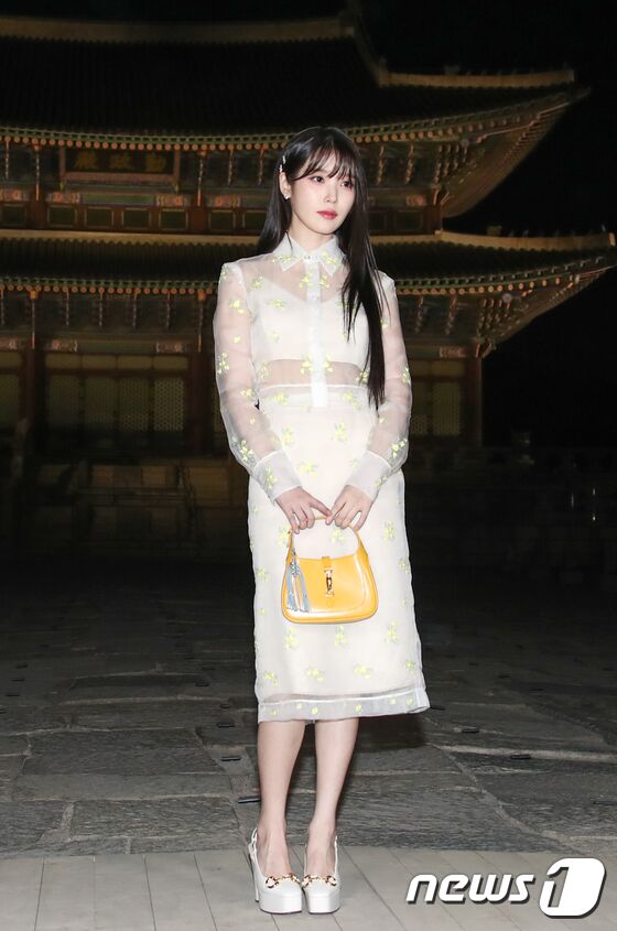 가수 아이유가 16일 서울 종로구 경복궁 근정전 입구에서 진행된 구찌(Gucci)의 2024 크루즈 쇼 포토콜 행사에서 포즈를 취하고 있다. © News1 권현진 기자
