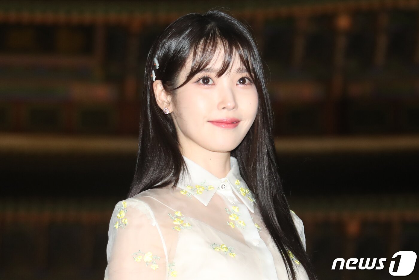 본문 이미지 - 배우 아이유가 16일 서울 종로구 경복궁 근정전 입구에서 진행된 구찌(Gucci)의 2024 크루즈 쇼 포토콜 행사에서 예쁜 미소를 짓고 있다. ⓒ News1 권현진 기자