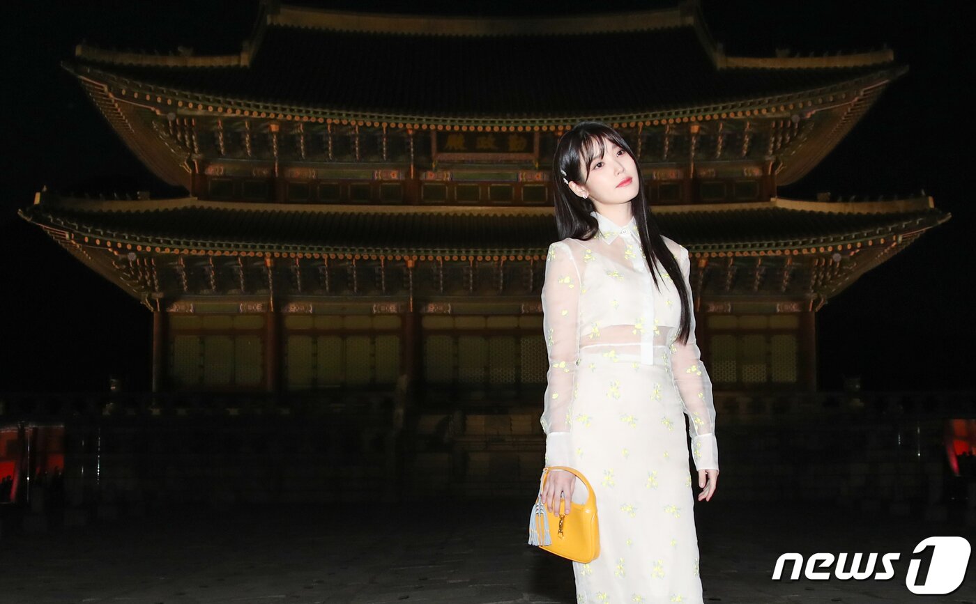 본문 이미지 - 배우 아이유가 16일 서울 종로구 경복궁 근정전 입구에서 진행된 구찌(Gucci)의 2024 크루즈 쇼 포토콜 행사에서 포즈를 취하고 있다.  ⓒ News1 권현진 기자