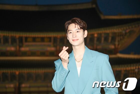 배우 이제훈이 16일 서울 종로구 경복궁 근정전 입구에서 진행된 구찌(Gucci)의 2024 크루즈 쇼 포토콜 행사에서 달콤한 손 하트를 그리고 있다. © News1 권현진 기자