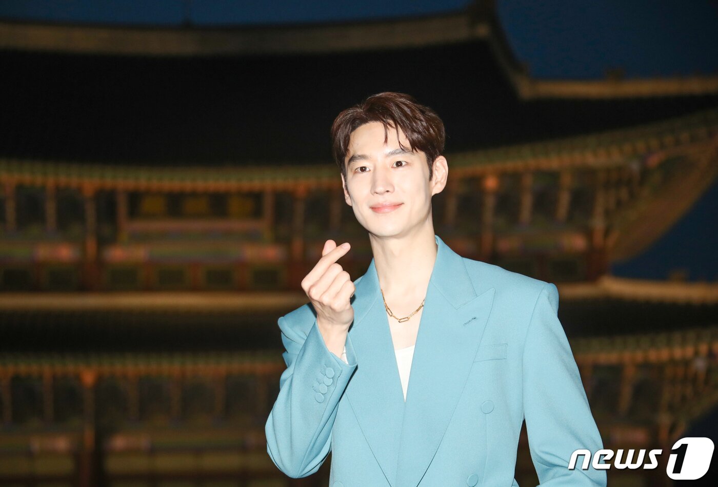 본문 이미지 - 배우 이제훈이 16일 서울 종로구 경복궁 근정전 입구에서 진행된 구찌(Gucci)의 2024 크루즈 쇼 포토콜 행사에서 달콤한 손 하트를 그리고 있다. ⓒ News1 권현진 기자