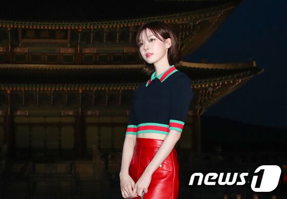 에스파 윈터가 16일 서울 종로구 경복궁 근정전 입구에서 진행된 구찌(Gucci)의 2024 크루즈 쇼 포토콜 행사에서 포즈를 취하고 있다. © News1 권현진 기자