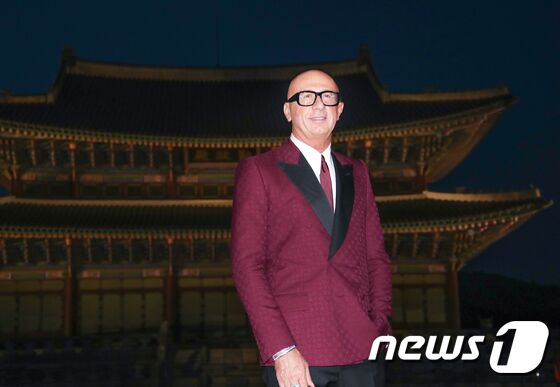 구찌의 글로벌 회장 겸 CEO인 마르코 비자리(Bizzari)가 16일 서울 종로구 경복궁 근정전 입구에서 진행된 구찌(Gucci)의 2024 크루즈 쇼 포토콜 행사에서 옅은 미소를 짓고 있다. © News1 권현진 기자