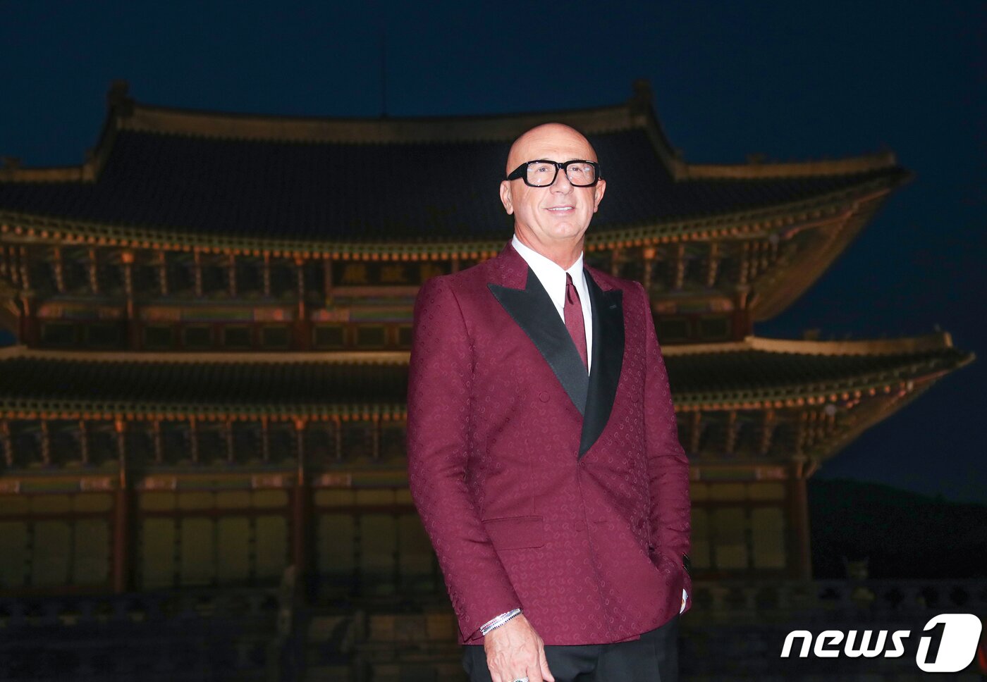 본문 이미지 - 구찌의 글로벌 회장 겸 CEO인 마르코 비자리(Bizzari)가 16일 서울 종로구 경복궁 근정전 입구에서 진행된 구찌(Gucci)의 2024 크루즈 쇼 포토콜 행사에서 포즈를 취하고 있다. 2023.5.16/뉴스1 ⓒ News1 권현진 기자