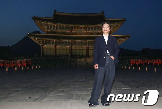 배우 구교환이 16일 서울 종로구 경복궁 근정전 입구에서 진행된 구찌(Gucci)의 2024 크루즈 쇼 포토콜 행사에서 포즈를 취하고 있다. © News1 권현진 기자