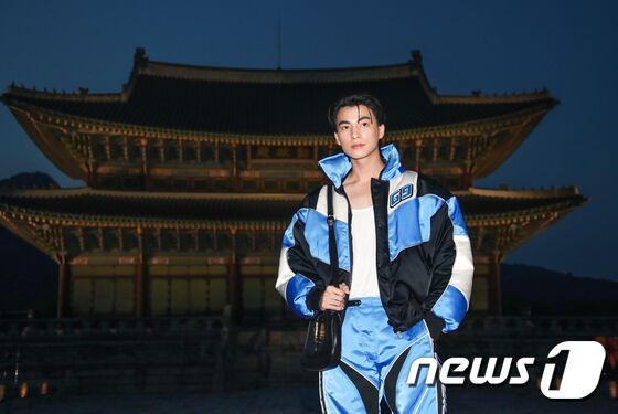 태국 배우 걸프 카나웃이 16일 서울 종로구 경복궁 근정전 입구에서 진행된 구찌(Gucci)의 2024 크루즈 쇼 포토콜 행사에서 포즈를 취하고 있다. © News1 권현진 기자