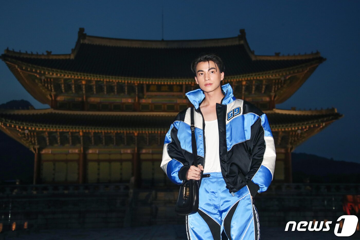 본문 이미지 - 태국 배우 걸프 카나웃이 16일 서울 종로구 경복궁 근정전 입구에서 진행된 구찌(Gucci)의 2024 크루즈 쇼 포토콜 행사에서 포즈를 취하고 있다. ⓒ News1 권현진 기자