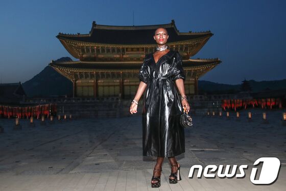 배우 조디 터너 스미스가 16일 서울 종로구 경복궁 근정전 입구에서 진행된 구찌(Gucci)의 2024 크루즈 쇼 포토콜 행사에서 남다를 아우라를 뽐내고 있다. © News1 권현진 기자
