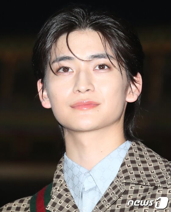 일본 배우 다카하시 후미야가 16일 서울 종로구 경복궁 근정전 입구에서 진행된 구찌(Gucci)의 2024 크루즈 쇼 포토콜 행사에서 포즈를 취하고 있다. © News1 권현진 기자