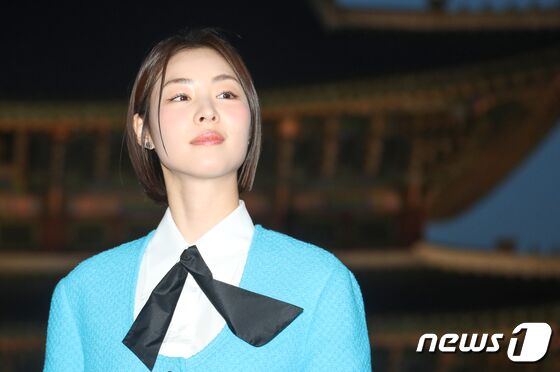 배우 이연희가 16일 서울 종로구 경복궁 근정전 입구에서 진행된 구찌(Gucci)의 2024 크루즈 쇼 포토콜 행사에서 매력을 발산하고 있다. © News1 권현진 기자