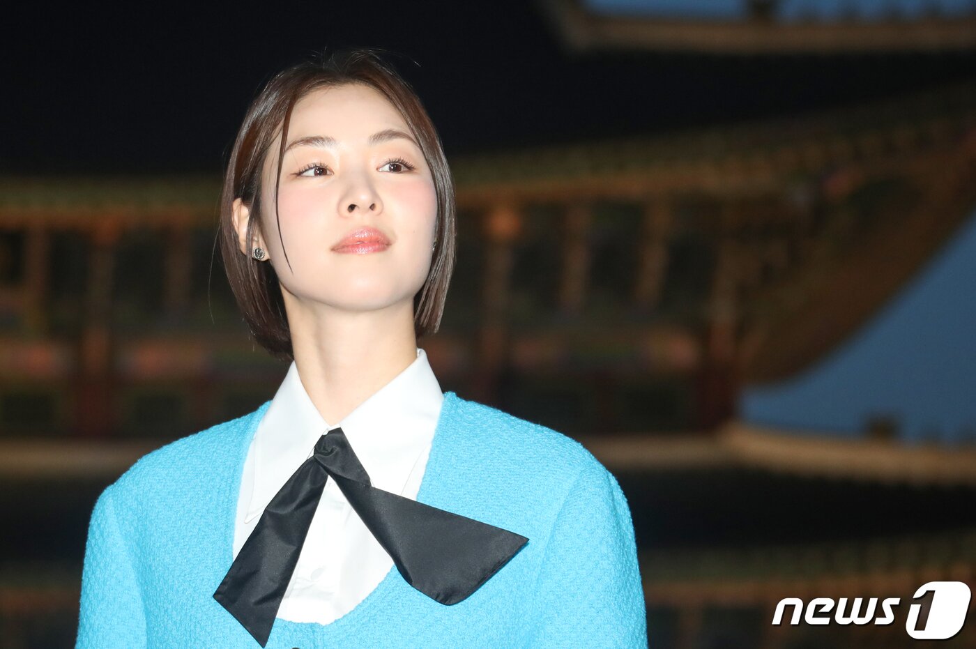 본문 이미지 - 배우 이연희가 16일 서울 종로구 경복궁 근정전 입구에서 진행된 구찌(Gucci)의 2024 크루즈 쇼 포토콜 행사에서 매력을 발산하고 있다. ⓒ News1 권현진 기자