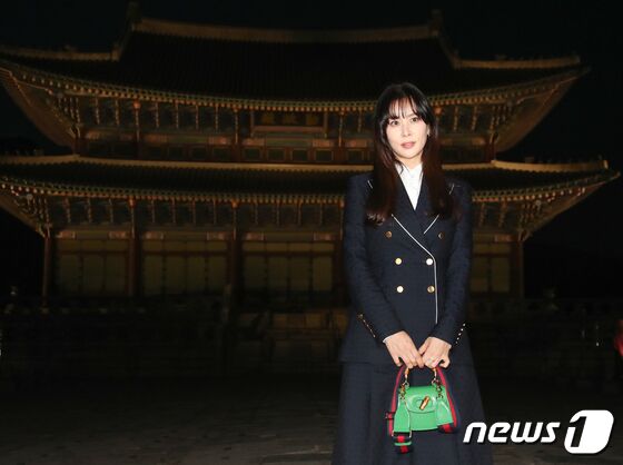 배우 고소영이 16일 서울 종로구 경복궁 근정전 입구에서 진행된 구찌(Gucci)의 2024 크루즈 쇼 포토콜 행사에서 포즈를 취하고 있다. © News1 권현진 기자