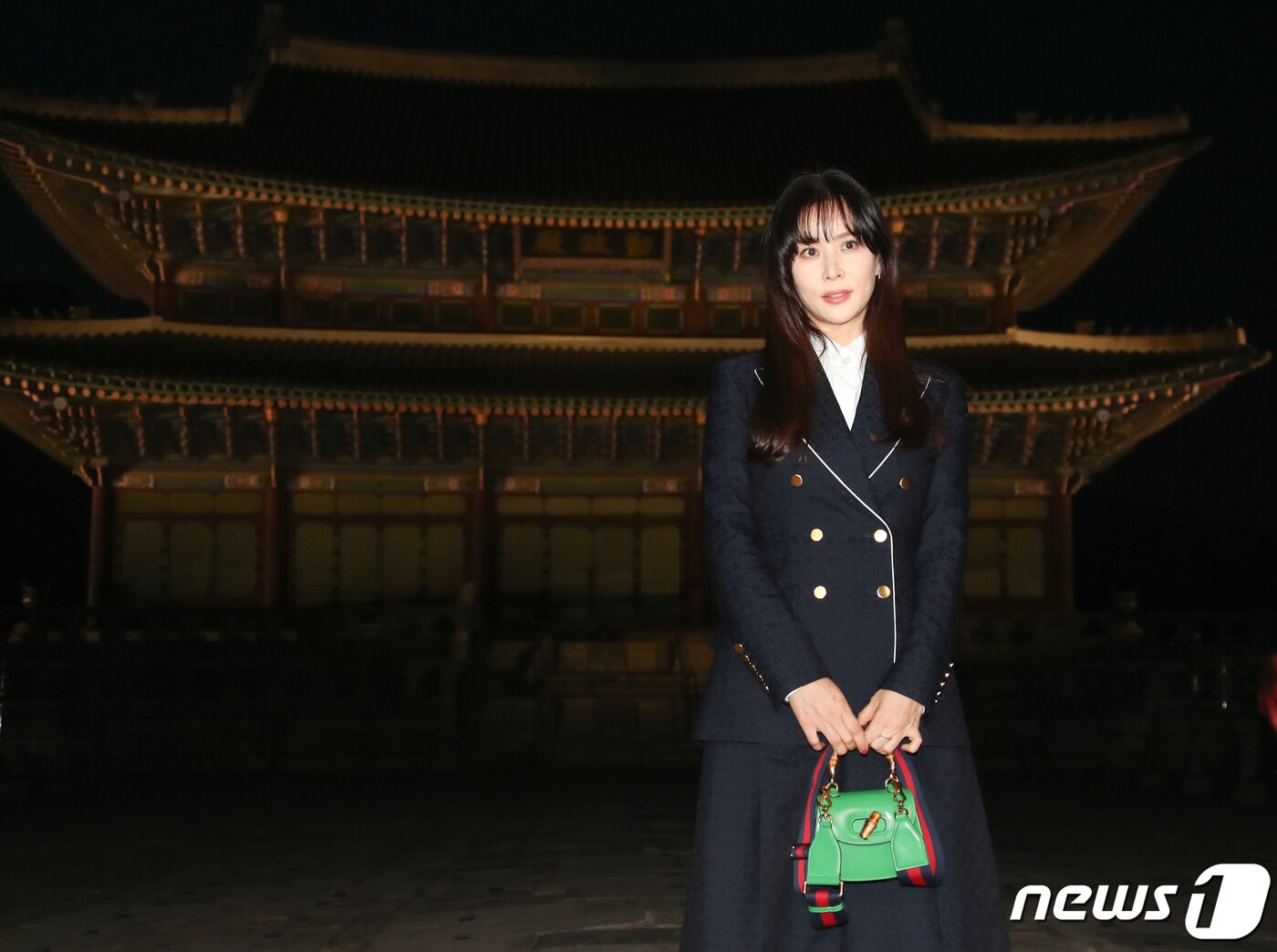 본문 이미지 - 배우 고소영이 16일 서울 종로구 경복궁 근정전 입구에서 진행된 구찌(Gucci)의 2024 크루즈 쇼 포토콜 행사에서 포즈를 취하고 있다. ⓒ News1 권현진 기자