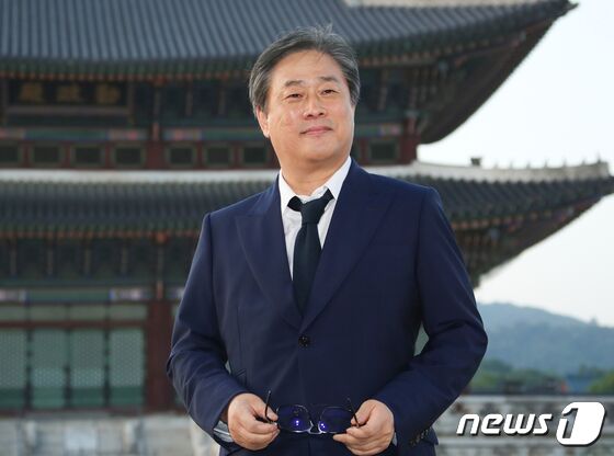 박찬욱 감독이 16일 서울 종로구 경복궁 근정전 입구에서 진행된 구찌(Gucci)의 2024 크루즈 쇼 포토콜 행사에서 옅은 미소를 짓고 있다. © News1 권현진 기자