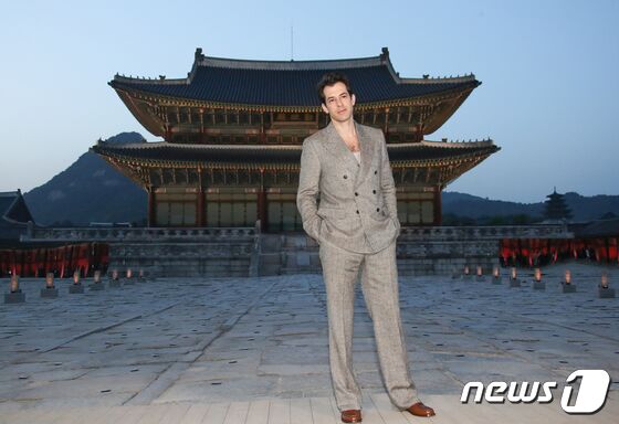 영국의 작곡가 마크 론슨이 16일 서울 종로구 경복궁 근정전 입구에서 진행된 구찌(Gucci)의 2024 크루즈 쇼 포토콜 행사에서 근사한 자태를 뽐내고 있다. © News1 권현진 기자