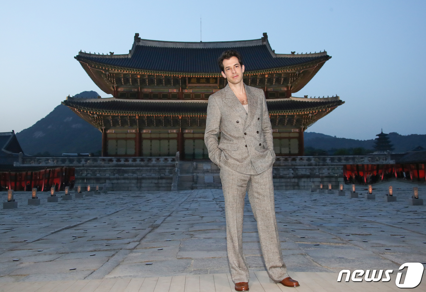 (서울=뉴스1) 권현진 기자 = 영국의 작곡가 마크 론슨이 16일 서울 종로구 경복궁 근정전 입구에서 진행된 구찌(Gucci)의 2024 크루즈 쇼 포토콜 행사에서 포즈를 취하고 …