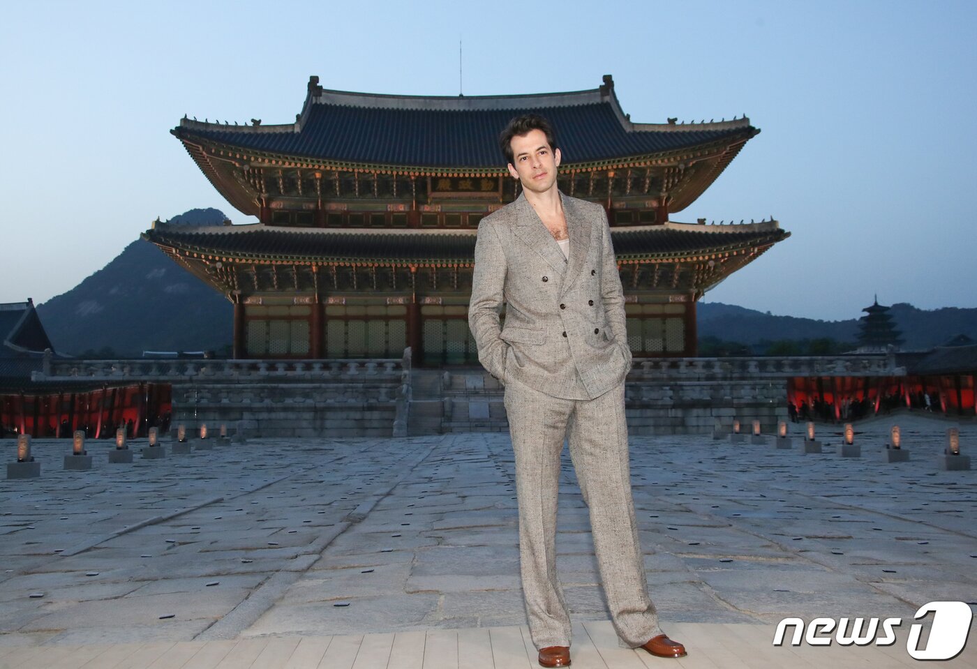 본문 이미지 - 영국의 작곡가 마크 론슨이 16일 서울 종로구 경복궁 근정전 입구에서 진행된 구찌(Gucci)의 2024 크루즈 쇼 포토콜 행사에서 근사한 자태를 뽐내고 있다. ⓒ News1 권현진 기자