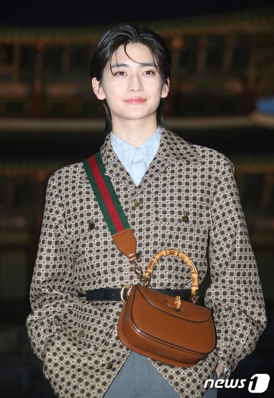 일본 배우 다카하시 후미야가 16일 서울 종로구 경복궁 근정전 입구에서 진행된 구찌(Gucci)의 2024 크루즈 쇼 포토콜 행사에서 옅은 미소를 짓고 있다. © News1 권현진 기자