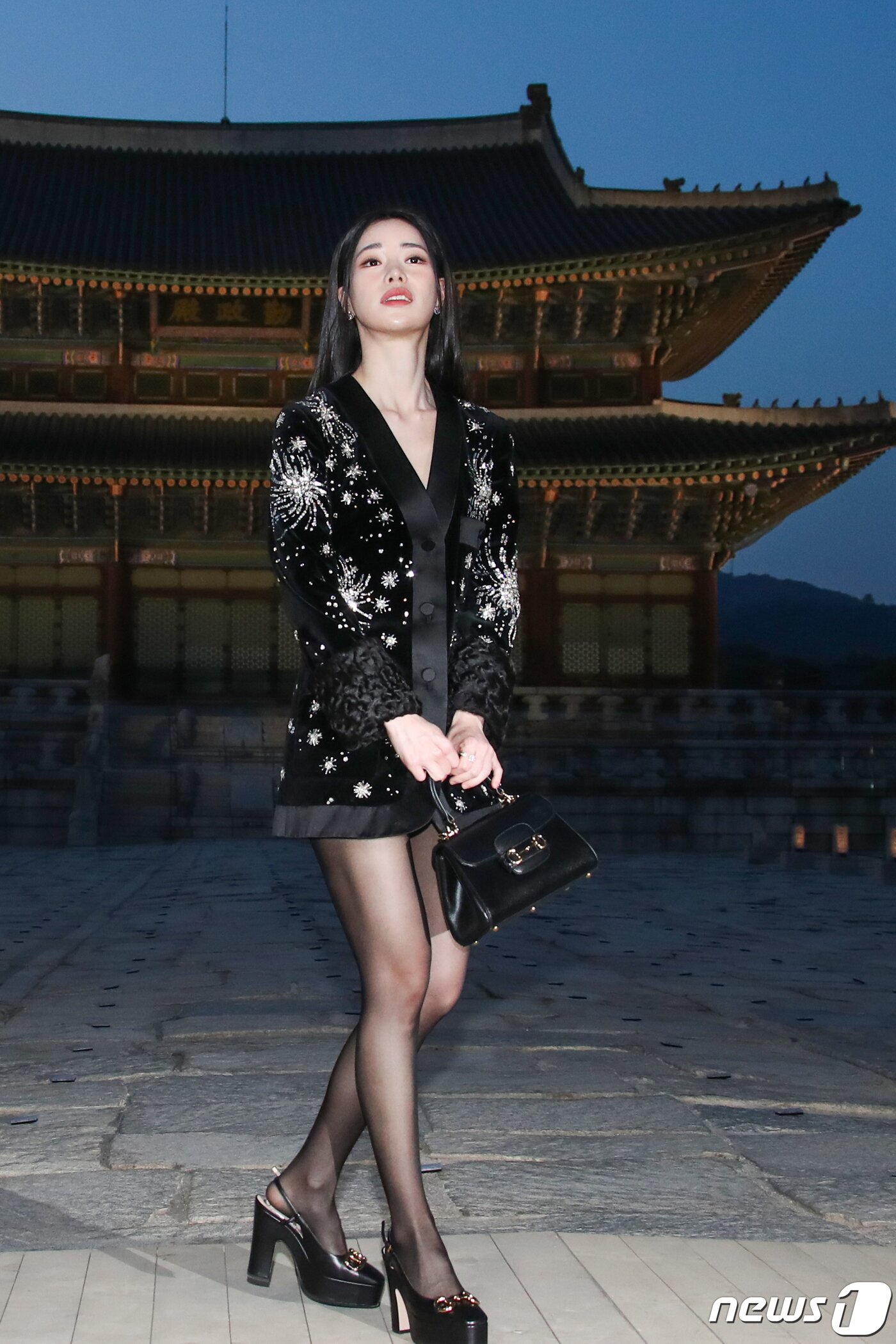 본문 이미지 - 배우 임지연이 16일 서울 종로구 경복궁 근정전 입구에서 진행된 구찌(Gucci)의 2024 크루즈 쇼 포토콜 행사에 참석하고 있다. ⓒ News1 권현진 기자
