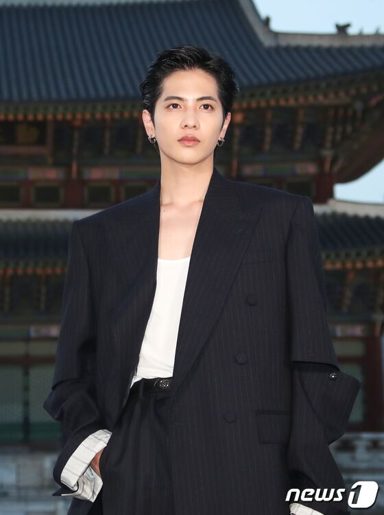 일본 배우 시손 쥰이 16일 서울 종로구 경복궁 근정전 입구에서 진행된 구찌(Gucci)의 2024 크루즈 쇼 포토콜 행사에서 포즈를 취하고 있다. © News1 권현진 기자
