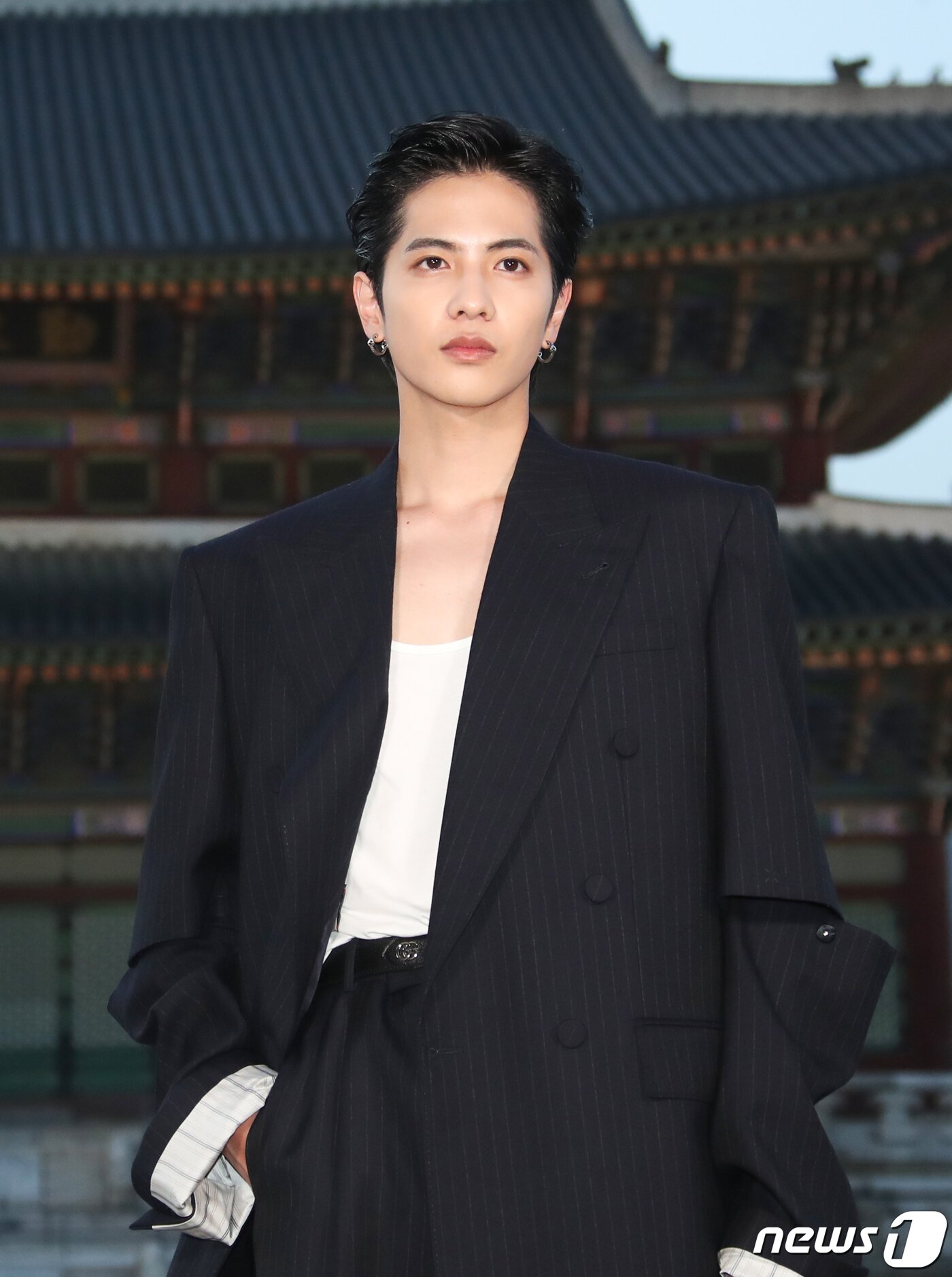 본문 이미지 - 일본 배우 시손 쥰이 16일 서울 종로구 경복궁 근정전 입구에서 진행된 구찌(Gucci)의 2024 크루즈 쇼 포토콜 행사에서 포즈를 취하고 있다. ⓒ News1 권현진 기자