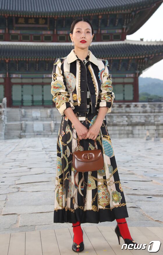 배우 김신록이 6일 서울 종로구 경복궁 근정전 입구에서 진행된 구찌(Gucci)의 2024 크루즈 쇼 포토콜 행사에서 무표정 속 넘사벽 아우를 뽐내고 있다. © News1 권현진 기자