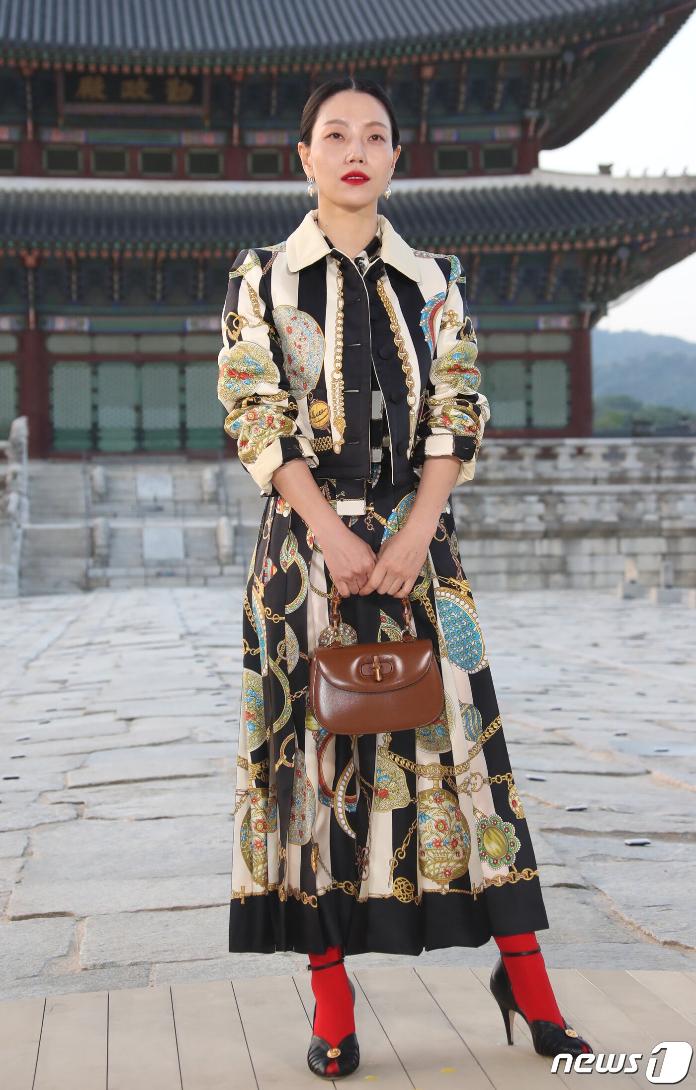 본문 이미지 - 배우 김신록이 6일 서울 종로구 경복궁 근정전 입구에서 진행된 구찌(Gucci)의 2024 크루즈 쇼 포토콜 행사에서 무표정 속 넘사벽 아우를 뽐내고 있다. ⓒ News1 권현진 기자