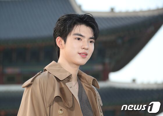 피겨 스케이트 선수 차준환이 16일 서울 종로구 경복궁 근정전 입구에서 진행된 구찌(Gucci)의 2024 크루즈 쇼 포토콜 행사에서 포즈를 취하고 있다. © News1 권현진 기자