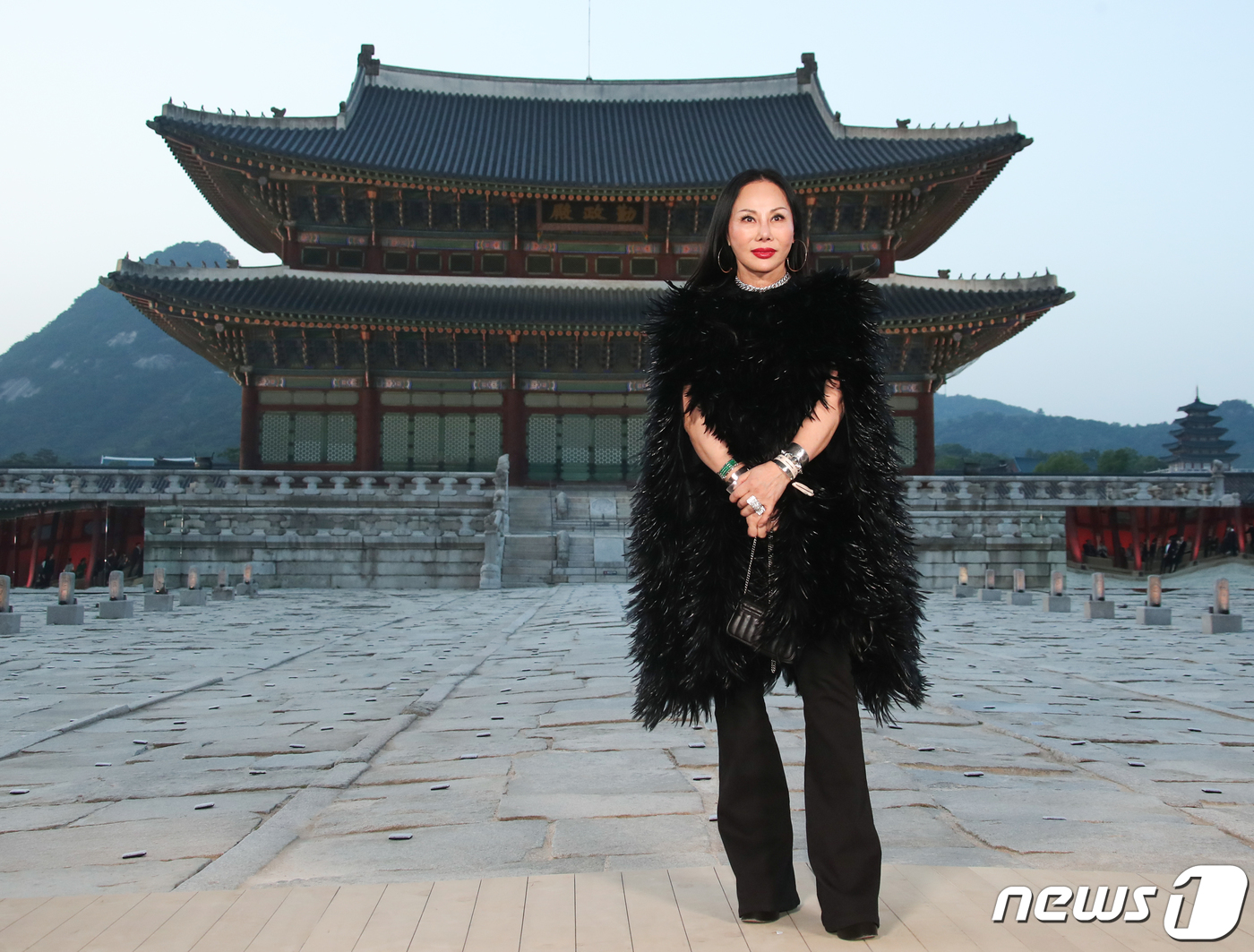 (서울=뉴스1) 권현진 기자 = LA의 컬처 퀸 에바 차우가 16일 서울 종로구 경복궁 근정전 입구에서 진행된 구찌(Gucci)의 2024 크루즈 쇼 포토콜 행사에서 포즈를 취하고 …