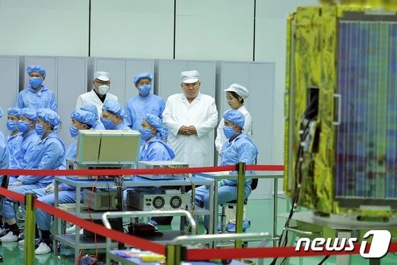 (평양 노동신문=뉴스1) = 김정은 당 총비서가 지난달 군사정찰위성 발사 준비를 하고 있는 비상설 위성발사준비위원회 사업을 현지지도하고 있다. [국내에서만 사용가능. 재배포 금지. DB 금지. For Use Only in the Republic of Korea. Redistribution Prohibited] rodongphoto@news1.kr