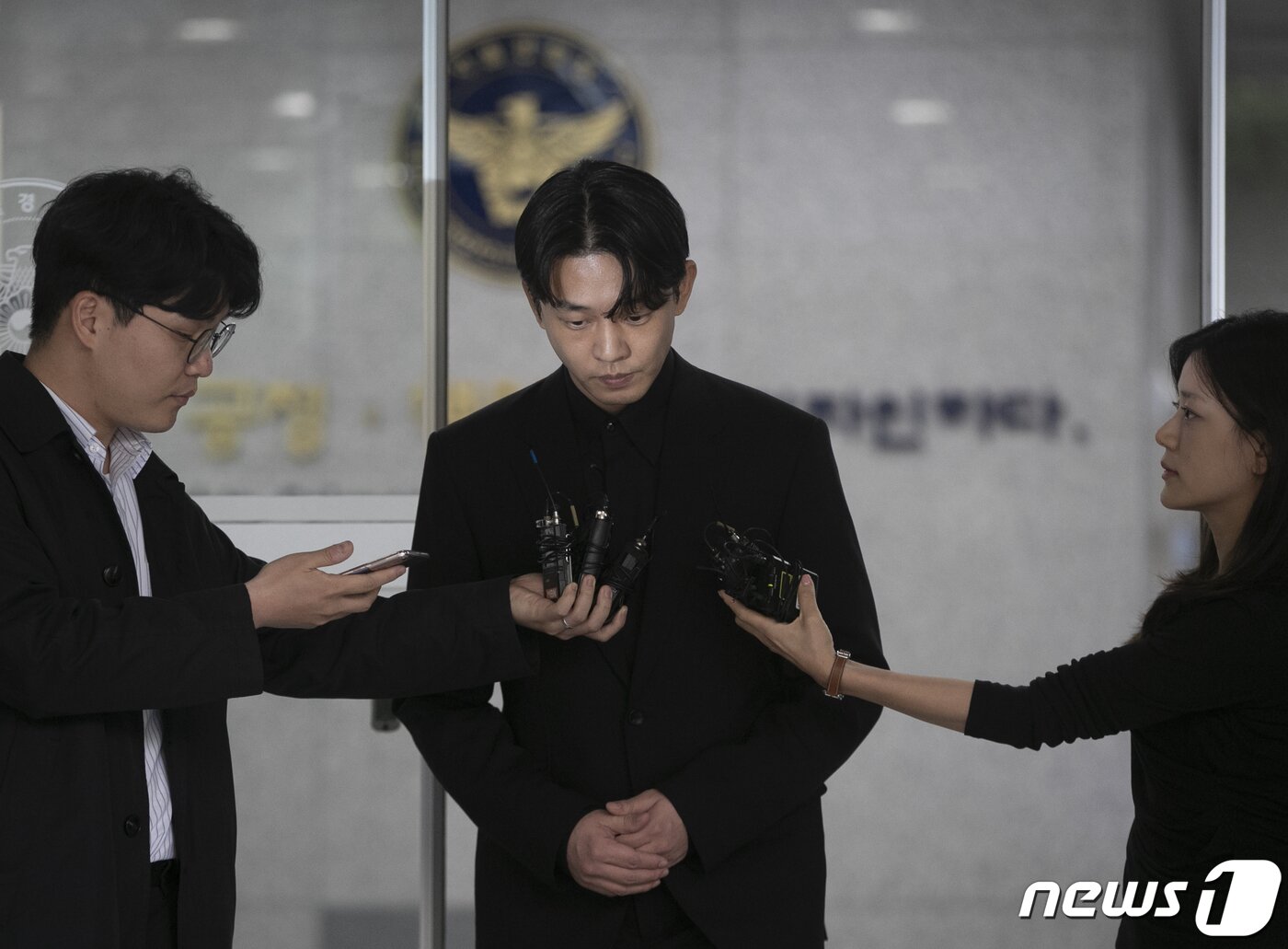 본문 이미지 - 마약 상습 투약 혐의를 받는 배우 유아인(본명 엄홍식)이 17일 오전 서울 마포구 서울경찰청 마약범죄수사대에서 소환 조사를 마친 후 건물을 나서고 있다. 2023.5.17/뉴스1 ⓒ News1 신웅수 기자