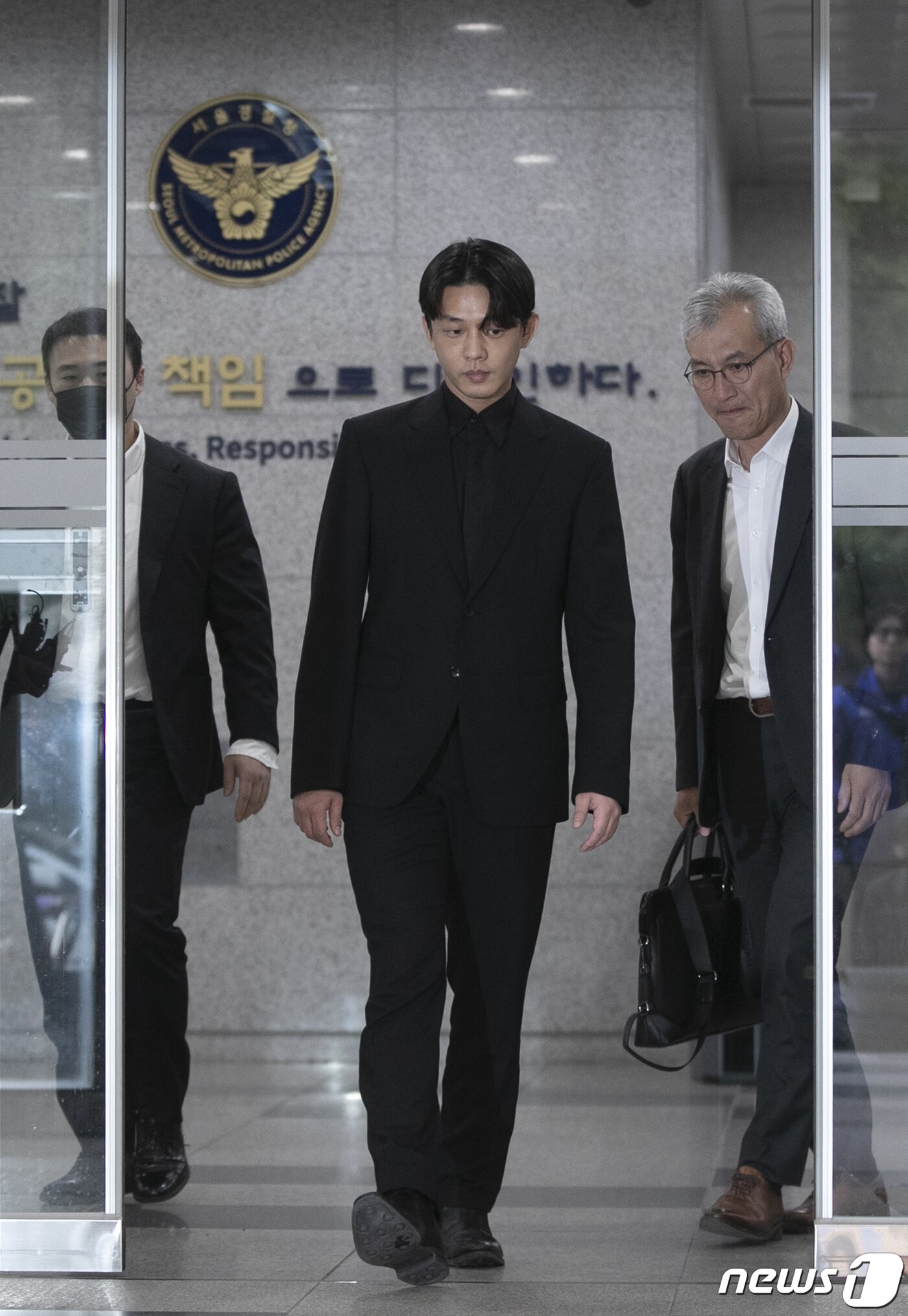 본문 이미지 - 마약 상습 투약 혐의를 받는 배우 유아인(본명 엄홍식)이 17일 오전 서울 마포구 서울경찰청 마약범죄수사대에서 소환 조사를 마친 후 건물을 나서고 있다. 2023.5.17/뉴스1 ⓒ News1 신웅수 기자