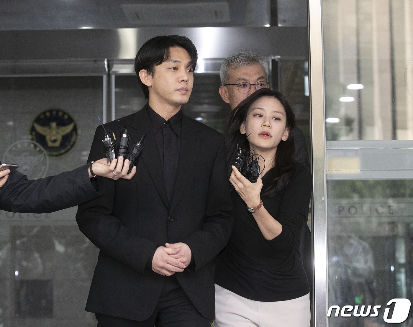 본문 이미지 - 마약 상습 투약 혐의를 받는 배우 유아인(본명 엄홍식)이 17일 오전 서울 마포구 서울경찰청 마약범죄수사대에서 소환 조사를 마친 후 건물을 나서고 있다. 2023.5.17/뉴스1 ⓒ News1 신웅수 기자