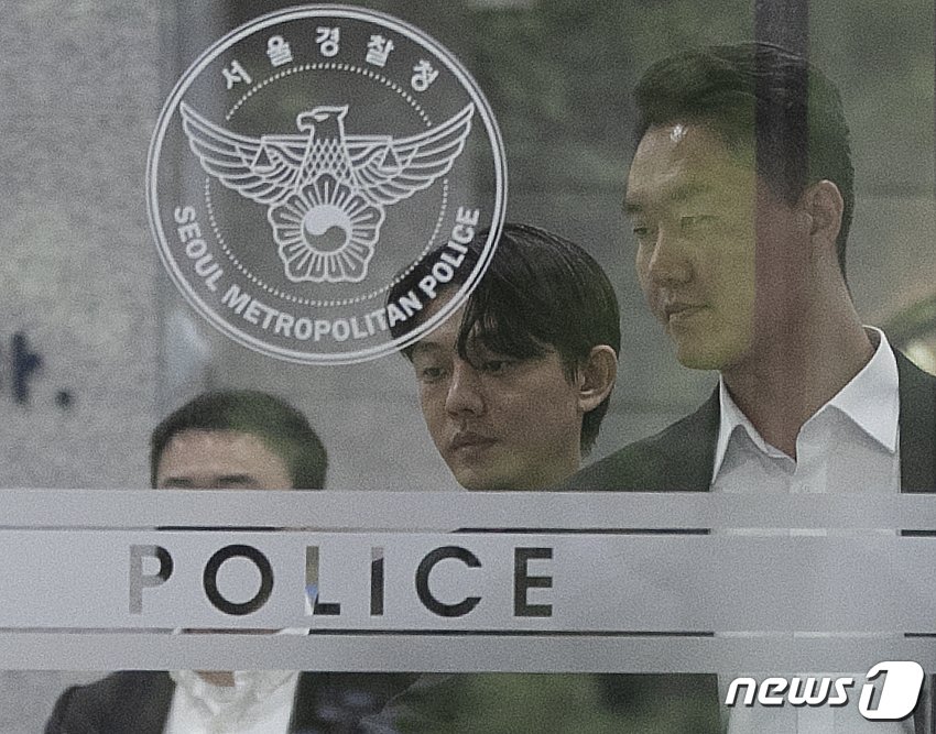 본문 이미지 - 마약 상습 투약 혐의를 받는 배우 유아인(본명 엄홍식)이 17일 오전 서울 마포구 서울경찰청 마약범죄수사대에서 소환 조사를 마친 후 건물을 나서고 있다. 2023.5.17/뉴스1 ⓒ News1 신웅수 기자