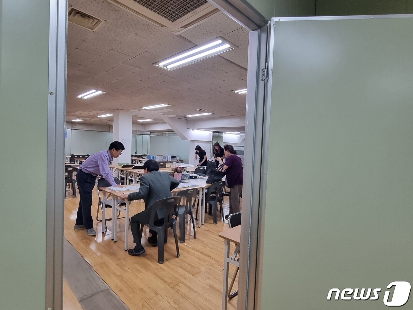 본문 이미지 - 16일 잠실주공5단지 재건축조합 사무실에서 한강변 초고층 신통기획(자문방식) 주민 동의를 받고 있다. 2023. 5. 16. ⓒ News1 최서윤 기자