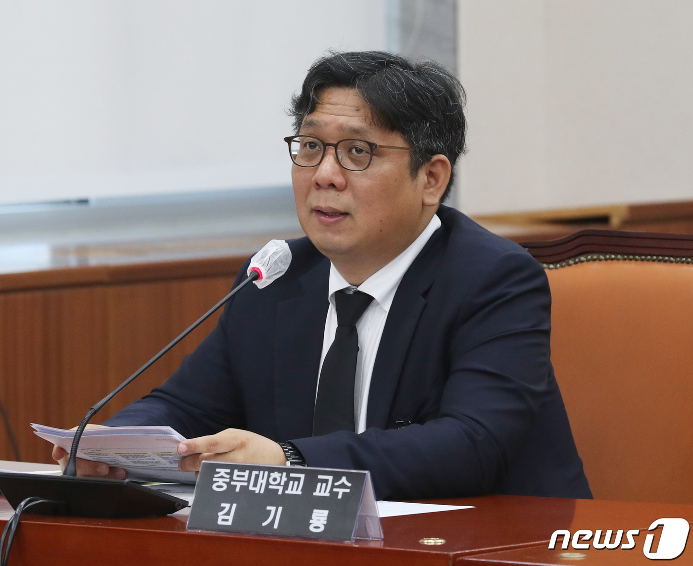 (서울=뉴스1) 송원영 기자 = 김기룡 중부대학교 교수가 17일 서울 여의도 국회에서 열린 교육위원회 전체회의 장애인 평생교육 입법 공청회에서 발언을 하고 있다. 2023.5.17 …