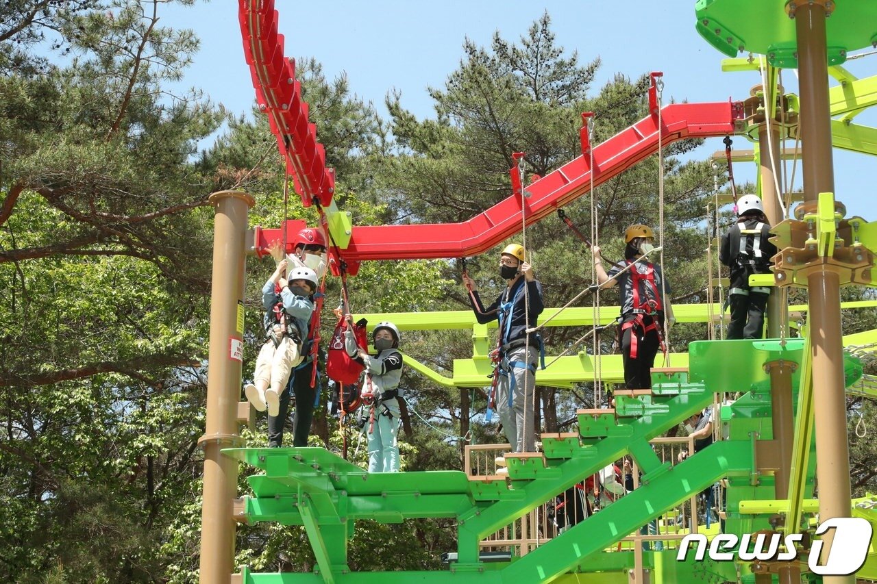 본문 이미지 - 충북 보은 속리산 관문 인근 '속리산 테마파크'를 찾은 나들이객들이 즐거운 시간을 보내고 있다. /뉴스1