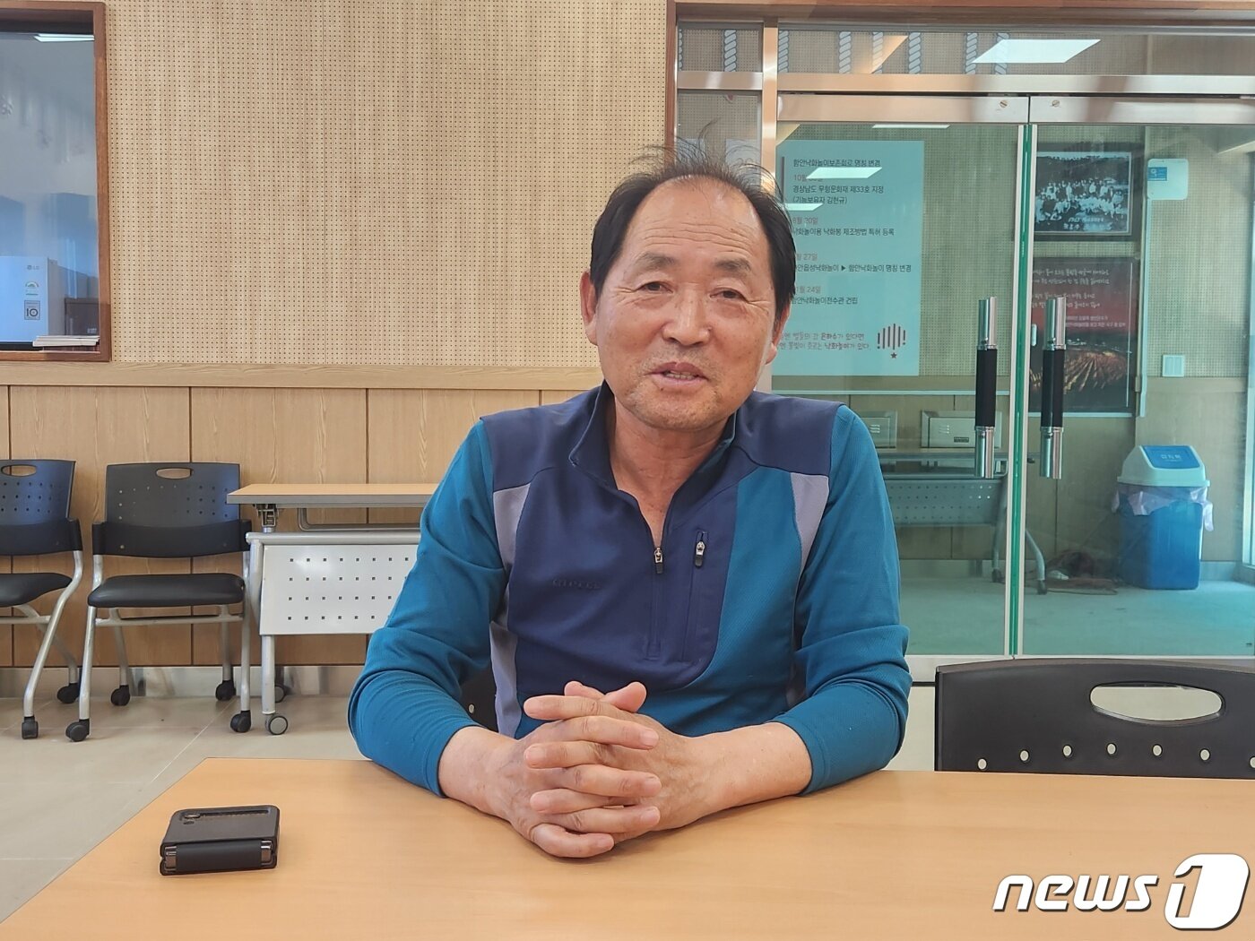 본문 이미지 -  함안낙화놀이보존회 이응주 간사가 낙화봉 제작 등을 이야기하고 있다.ⓒ 뉴스1 박종완 기자
