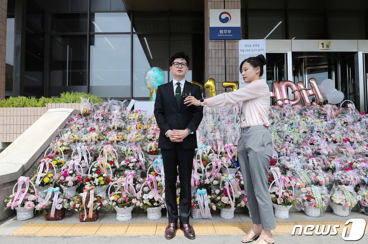 본문 이미지 - 한동훈 법무부 장관이 17일 경기도 과천시 법무부 청사로 출근하며 취임 1주년 소회를 밝히고 있다. 2023.5.17/뉴스1 ⓒ News1 박세연 기자