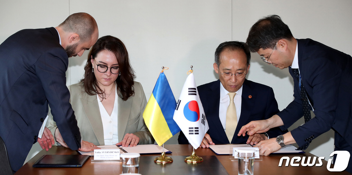 (서울=뉴스1) 박지혜 기자 = 추경호 경제부총리 겸 기획재정부 장관이 17일 서울 중구 신라호텔에서 율리아 스비리덴코 우크라이나 제1부총리 겸 경제부 장관과 양자면담에 앞서 한- …