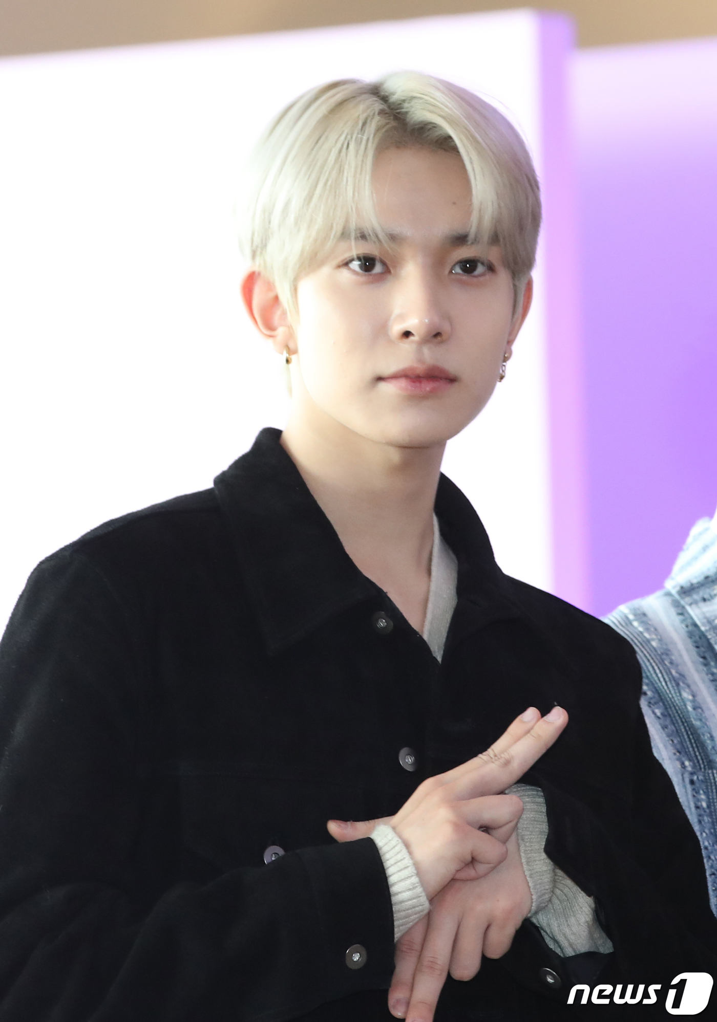 (서울=뉴스1) 권현진 기자 = 엔하이픈 희승이 17일 오전 서울 중구 동대문디자인플라자(DDP)에서 열린 에어비앤비 글로벌 캠페인 론칭 기념 포토콜에서 인사를 하고 있다. 202 …