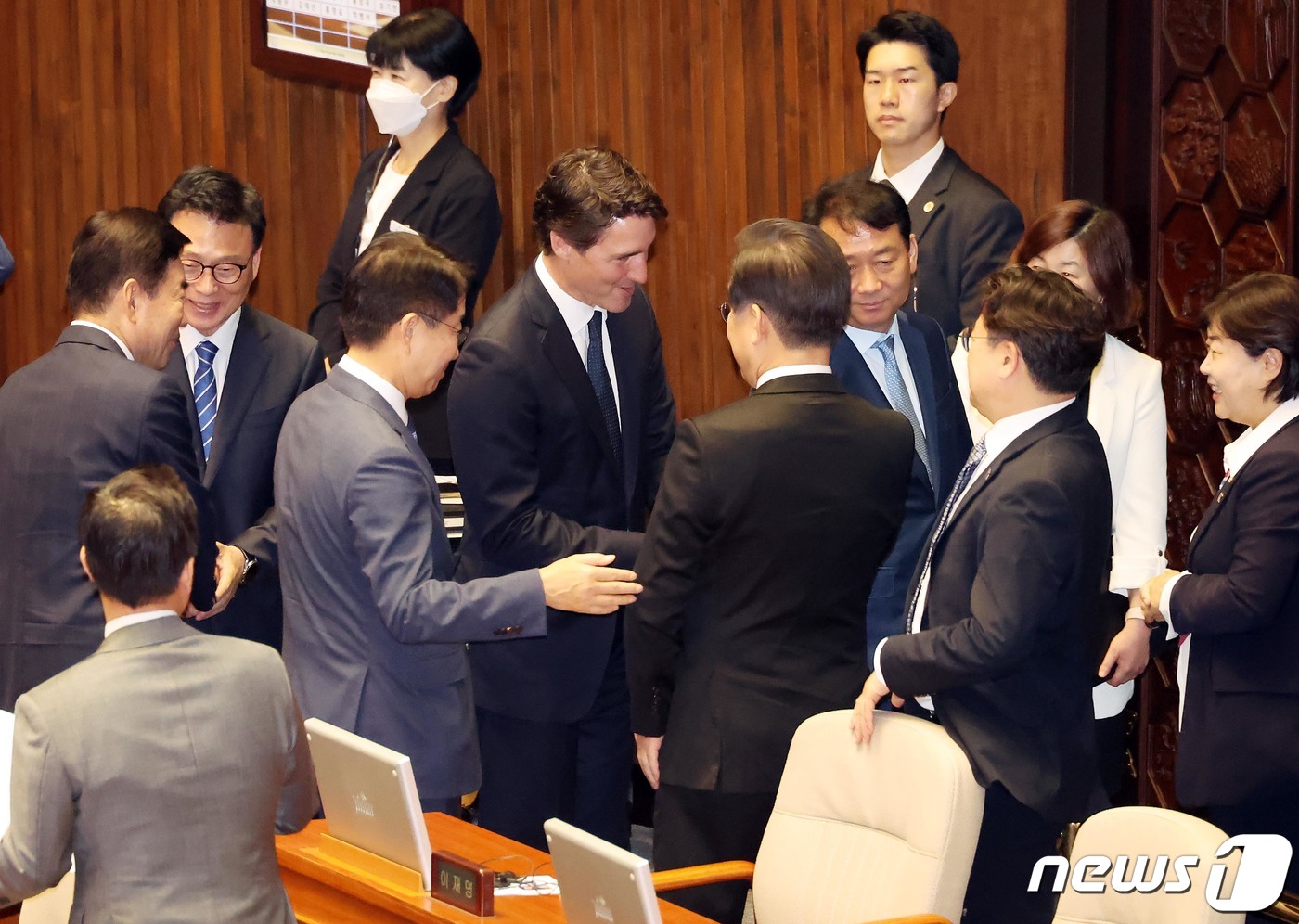 (서울=뉴스1) 임세영 기자 = 쥐스탱 트뤼도 캐나다 총리가 17일 오전 서울 여의도 국회 본회의장에서 연설을 마친 후 이재명 더불어민주당 대표 등 지도부와 인사를 나누고 있다.외 …