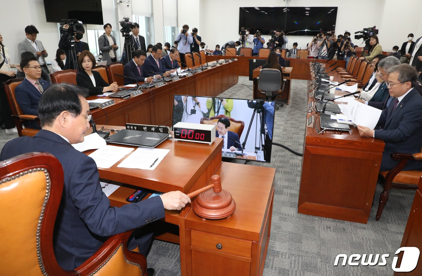 본문 이미지 - 변재일 국회 윤리특위 위원장이 17일 오전 서울 여의도 국회에서 윤리특별위원회 전체회의에서 의사봉을 두드리고 있다. 2023.5.17/뉴스1 ⓒ News1 송원영 기자