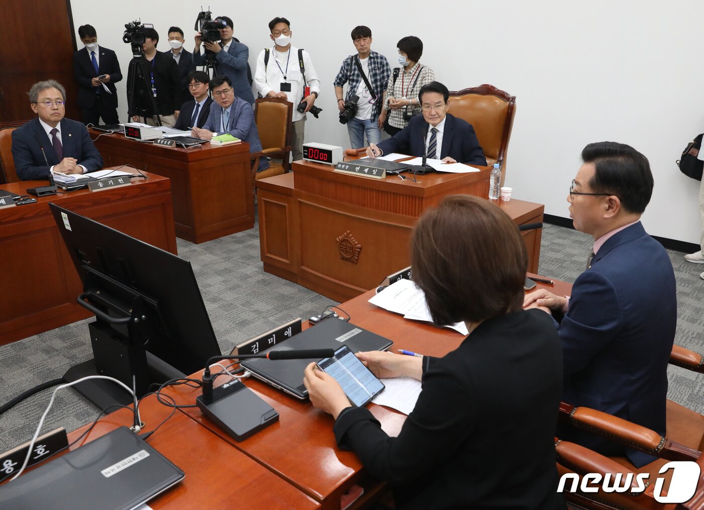 본문 이미지 - 변재일 국회 윤리특위 위원장이 17일 오전 서울 여의도 국회에서 윤리특별위원회 전체회의를 주재하고 있다. 2023.5.17/뉴스1 ⓒ News1 송원영 기자