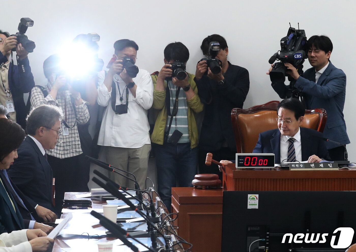 본문 이미지 - 변재일 국회 윤리특위 위원장이 17일 오전 서울 여의도 국회에서 열린 윤리특별위원회 전체회의에서 의사봉을 두드리고 있다. 2023.5.17/뉴스1 ⓒ News1 송원영 기자