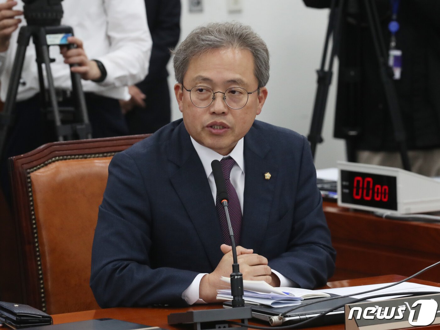 본문 이미지 - 송기헌 더불어민주당 국회 윤리특위 간사가 17일 오전 서울 여의도 국회에서 열린 윤리특별위원회 전체회의에서 발언을 하고 있다. 2023.5.17/뉴스1 ⓒ News1 송원영 기자