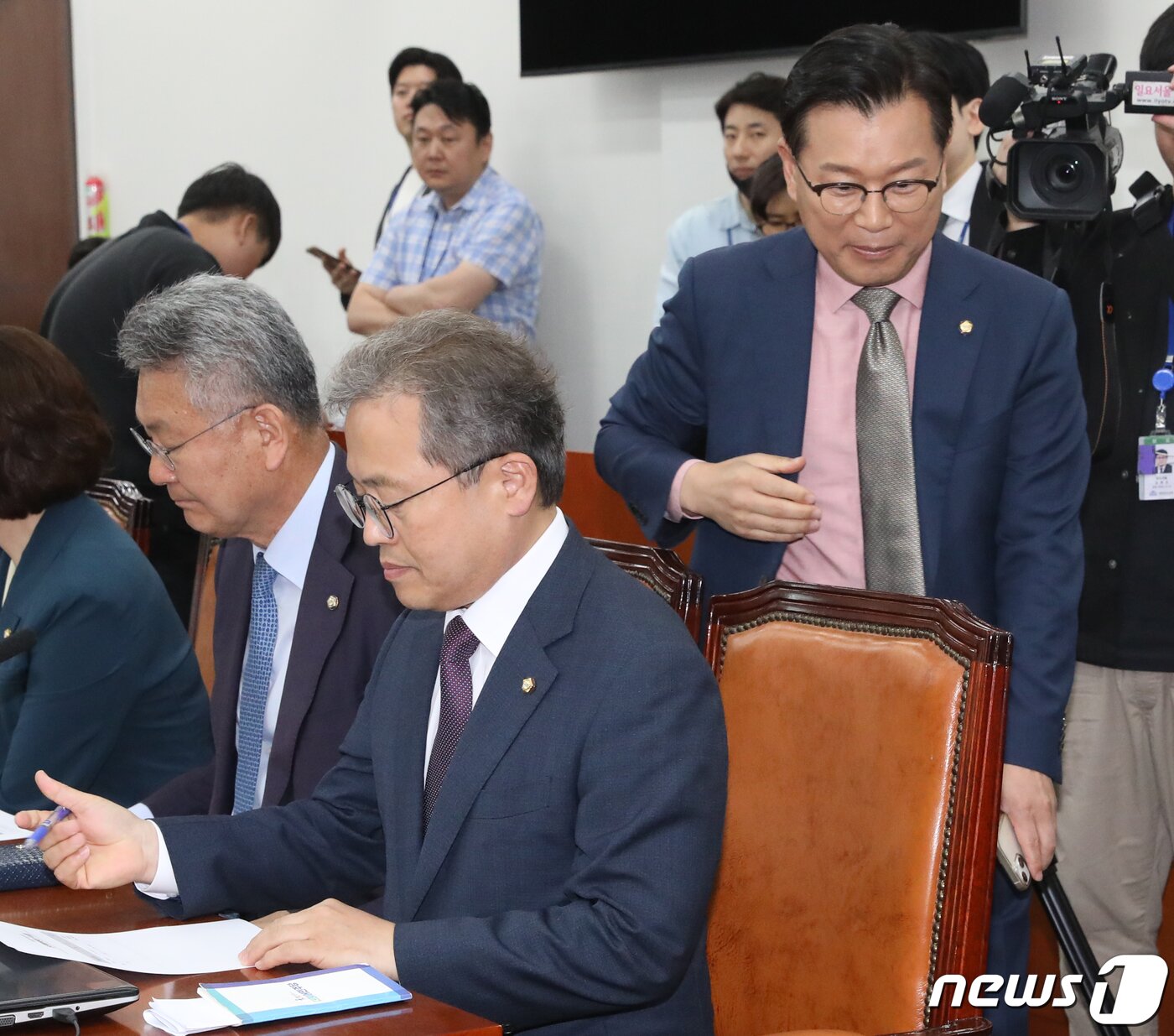 본문 이미지 - 국회 윤리특위 이양수 국민의힘, 송기헌 더불어민주당 간사가 17일 오전 서울 여의도 국회에서 열린 윤리특별위원회 전체회의에 참석하고 있다. 2023.5.17/뉴스1 ⓒ News1 송원영 기자