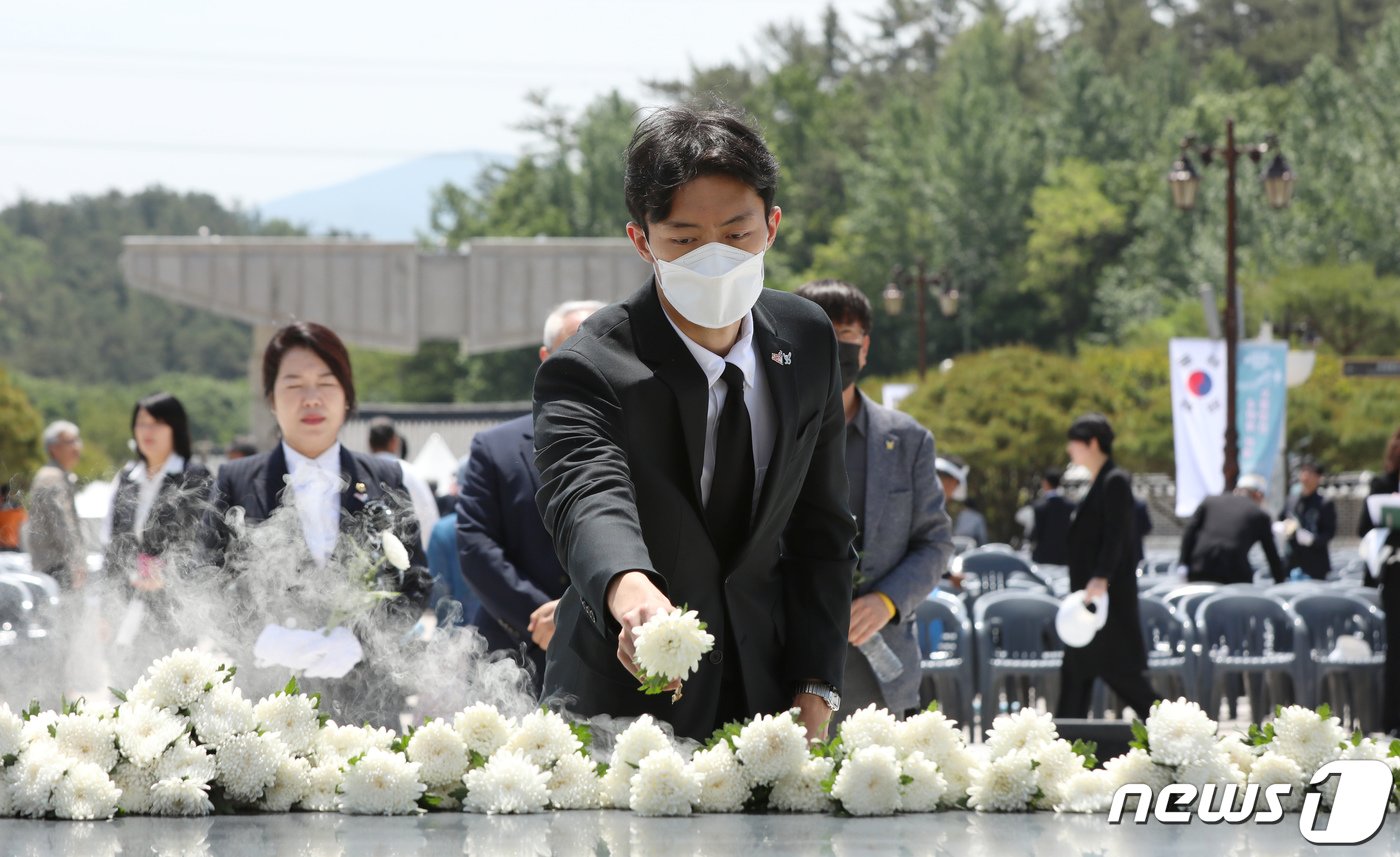 전직 대통령 고 전두환씨의 손자 전우원씨가 17일 광주 북구 국립5·18민주묘지에서 열린 5·18 민중항쟁 제43주년 추모식에 참석해 헌화하고 있다. &#40;공동취재&#41; 2023.5.17/뉴스1 ⓒ News1 황기선 기자